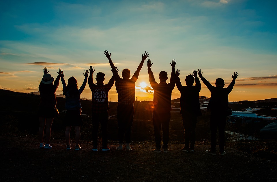 Progetto sogni e bisogni - Sette Adolescenti che inneggiano al sole