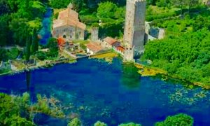 sorgenti pontine da scoprire - Torre che spicca sul lago