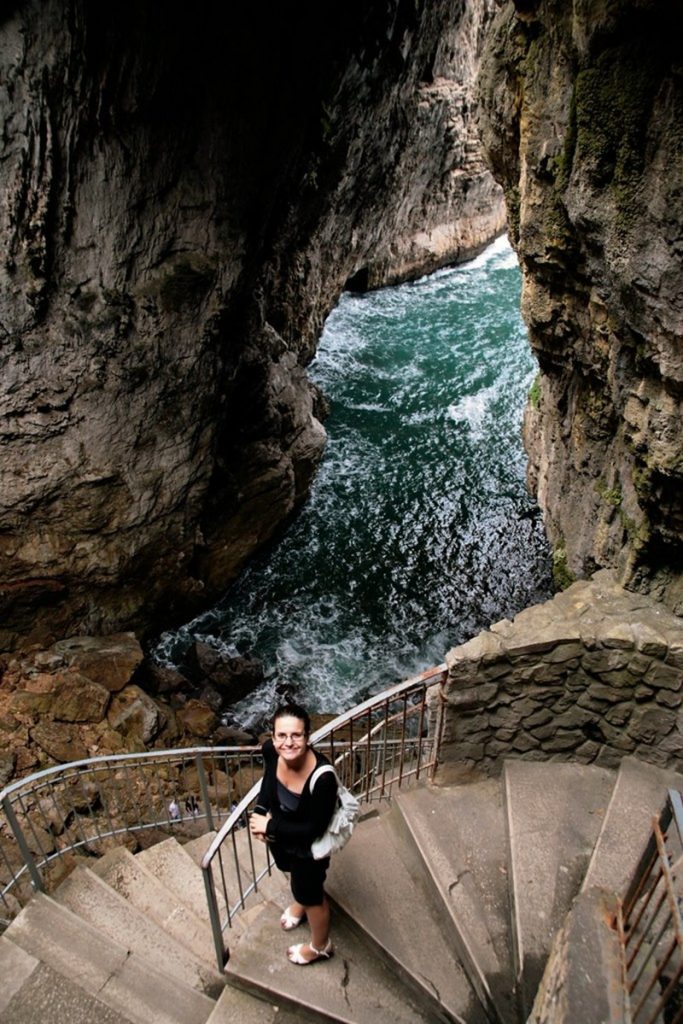 ragazza che scende - La Grotta Del Turco a Gaeta