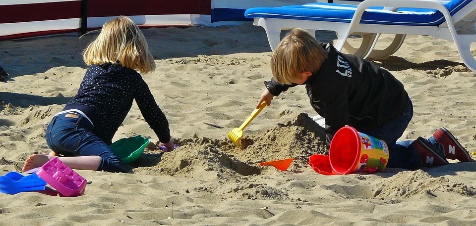 Estate “plastic free” - Bimbi Sulla Spiaggia che giocano