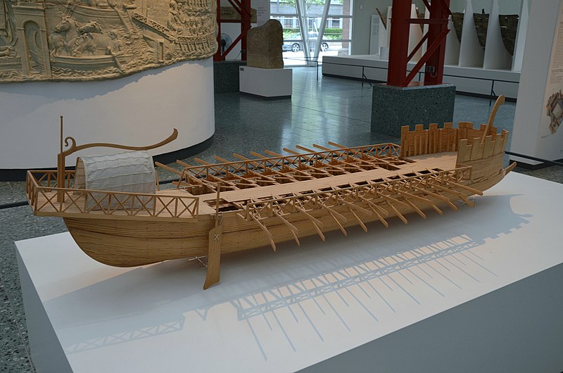 Nave romana restituita dal mare - Nave Romana in un modellino