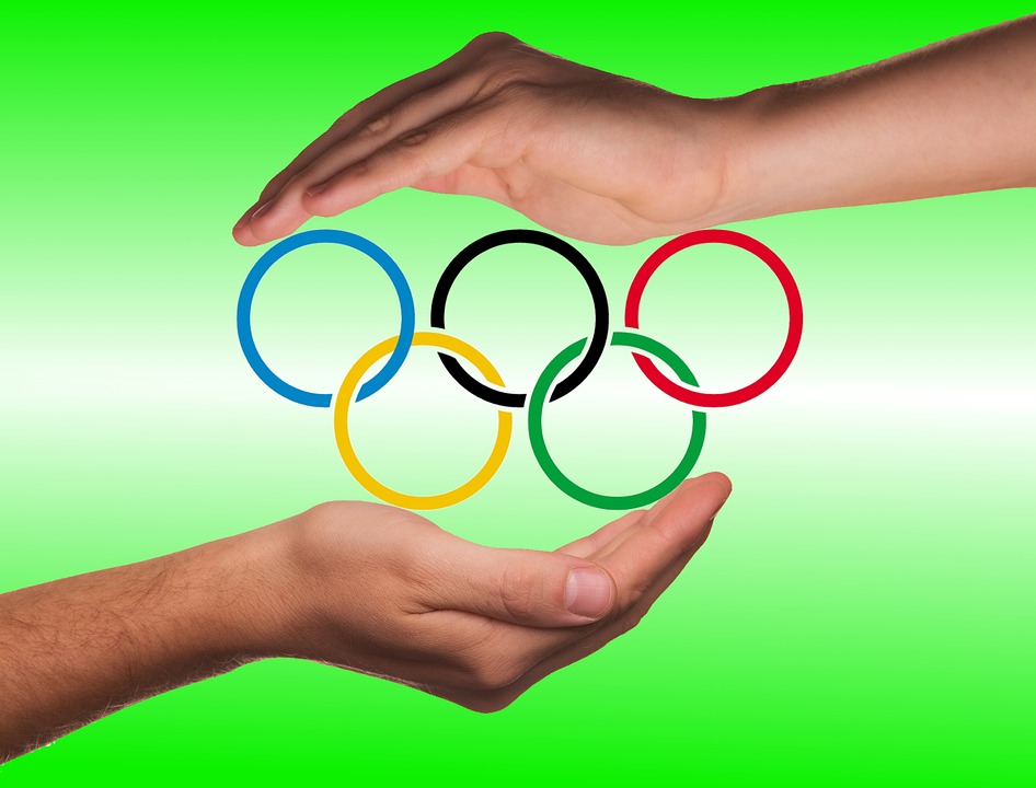 Pontini alle Olimpiadi - Olimpiadi E Mani che tengono i cerchi