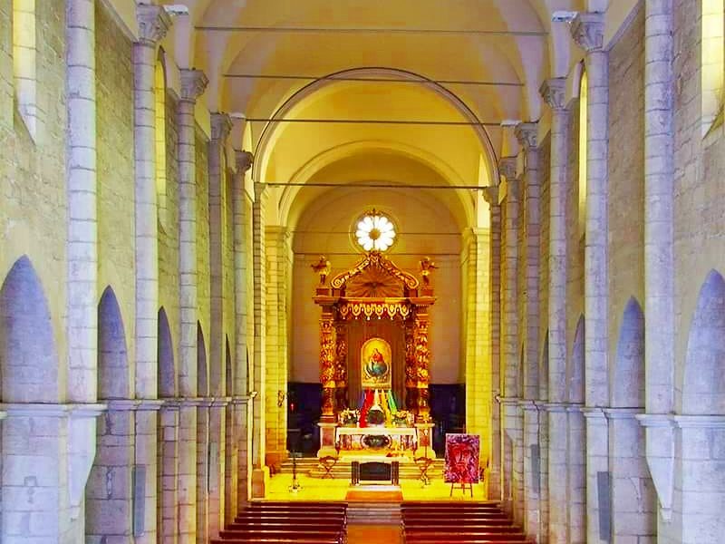 La cattedrale di Sezze - l'interno con balcchino