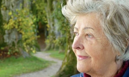 Terapia con monoclonali - Donna Anziana che guarda l'orizzonte
