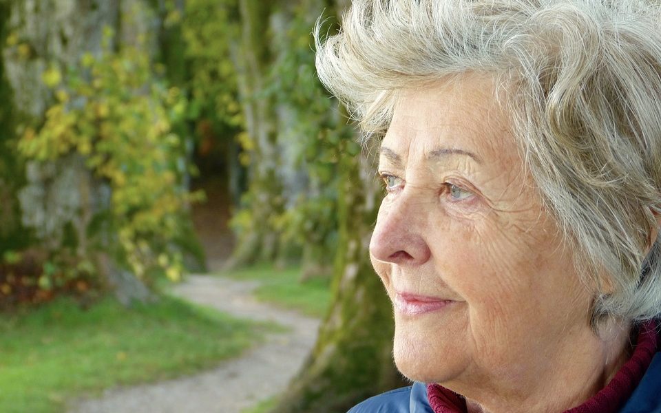 Terapia con monoclonali - Donna Anziana che guarda l'orizzonte