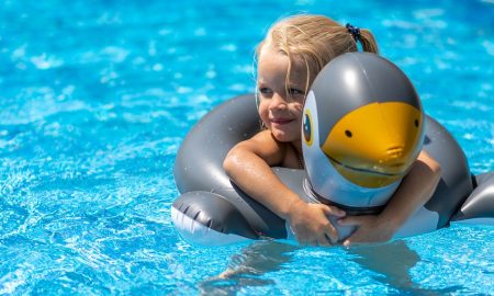 400 mila euro per lo sport - foto di bambina e Pinguino in piscina