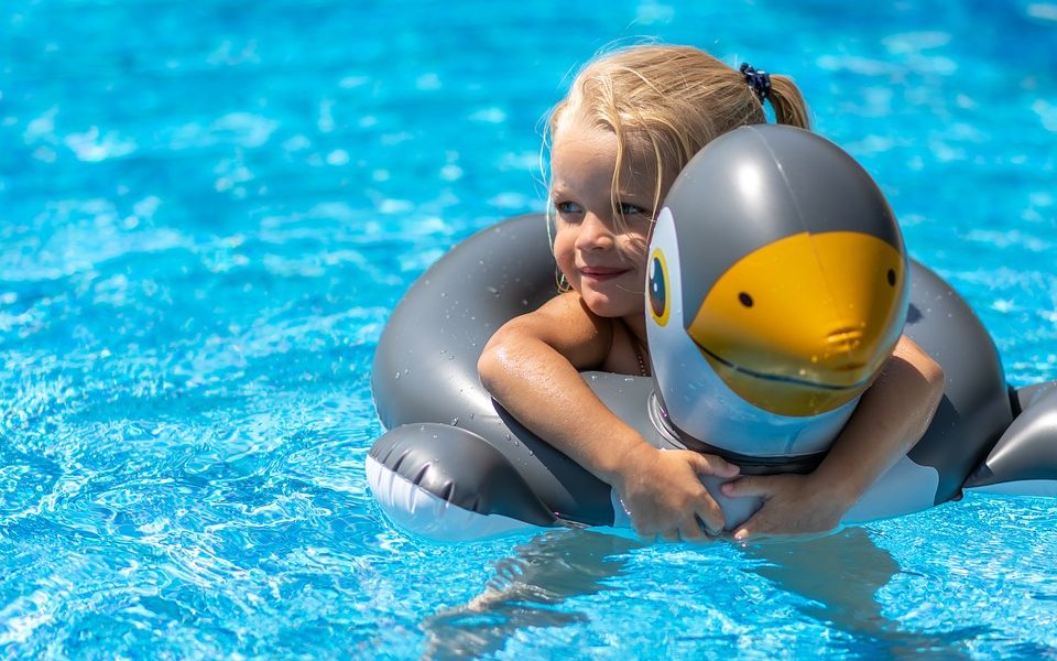 400 mila euro per lo sport - foto di bambina e Pinguino in piscina