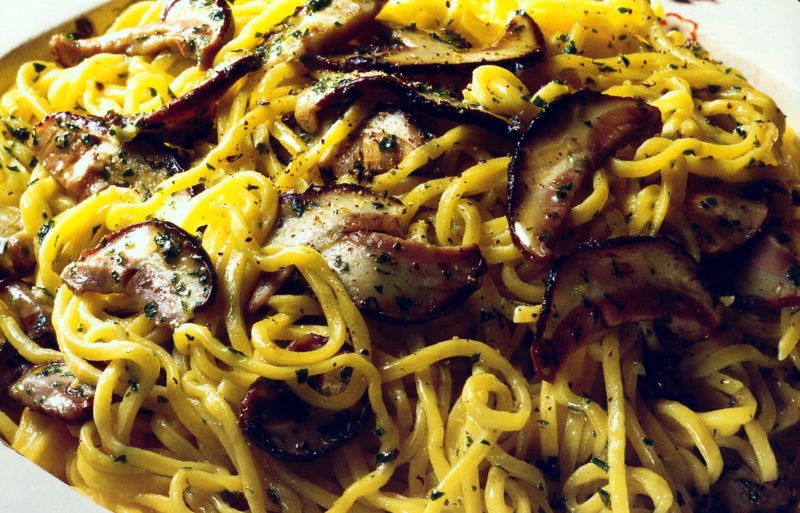 Pappardelle ai funghi e tartufi - Tagliolini freschi in foto