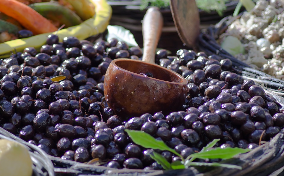 Le olive nel Lazio - Olive Nere Di Gaeta con una ciotola di legno