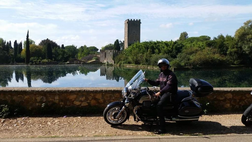 Torre sullo sfondo - viaggi in moto
