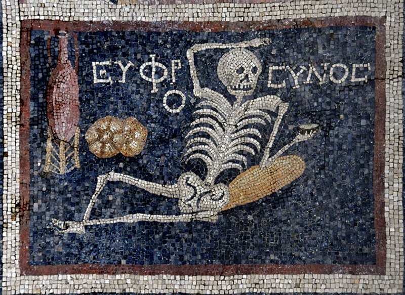 Mosaico misterioso emerso nel cimitero - Scheletro Disteso in un ricco mosaico