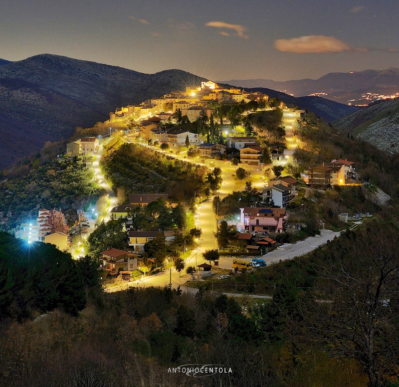 Visitare Campodimele - foto notturna del borgo