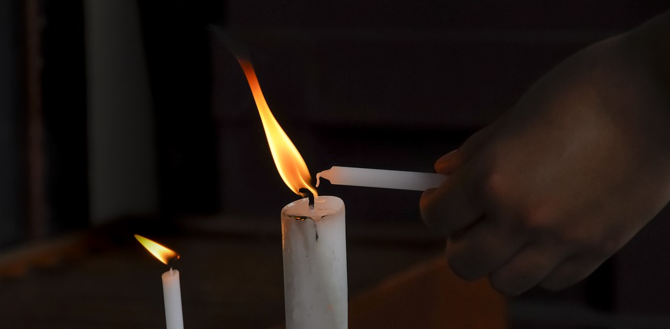 La candelora - Accensione di candele in chiesa