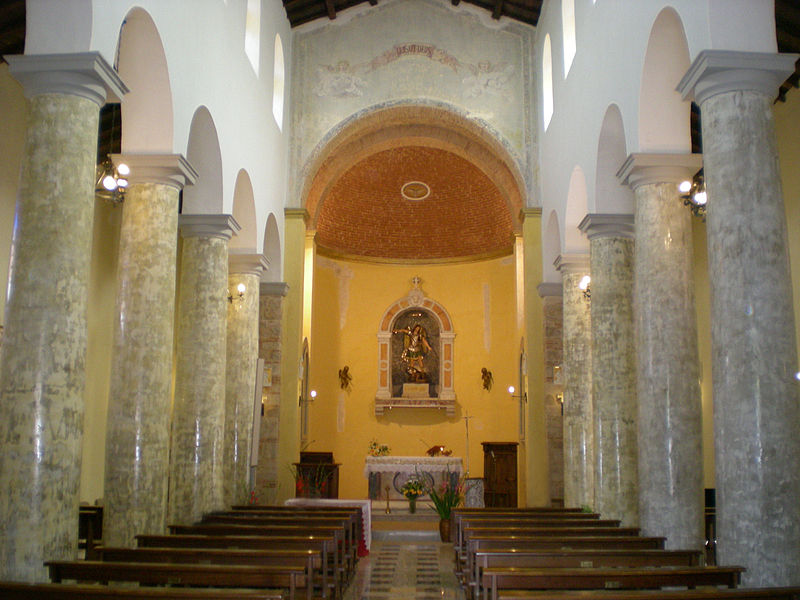 Pisterzo - interni della Chiesa Di Pisterzo