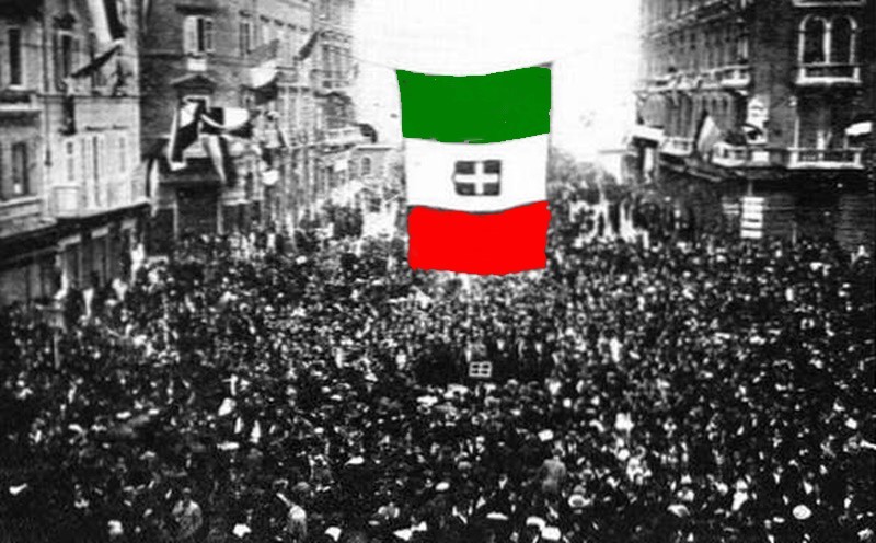 Giorno del ricordo a Latina - Folla A Fiume con il tricolore