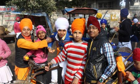 Vax-Tour per la comunità Sikh - Ragazzi Sikh in posa