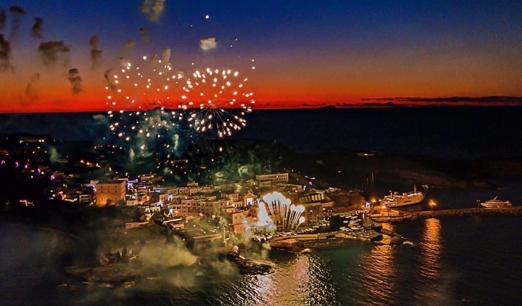 Ventotene Italia Pagina Dei Fan - Fuochi D'artificio a Ventotene di notte