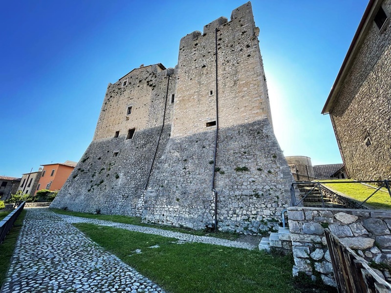 Il castello di Maenza - Mura Del Castello baronale maenzano