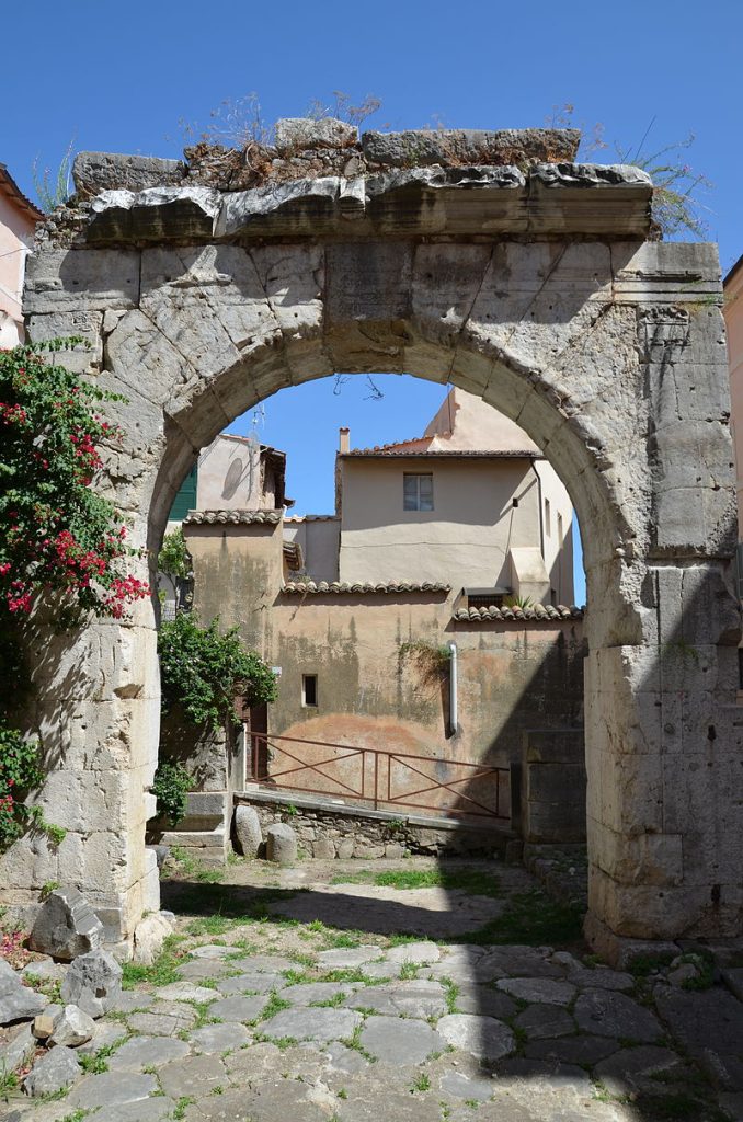 Appia antica  - Terracina Arco Quadrifronte nel centro storico