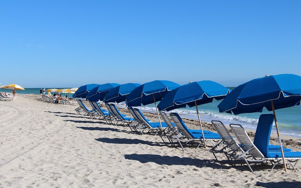 Spiaggia inclusiva - Spiaggetta con ombrelloni