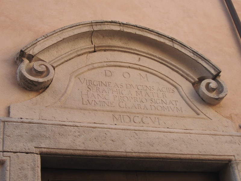 Monastero della Clarisse di Sezze  - portale con iscrizione
