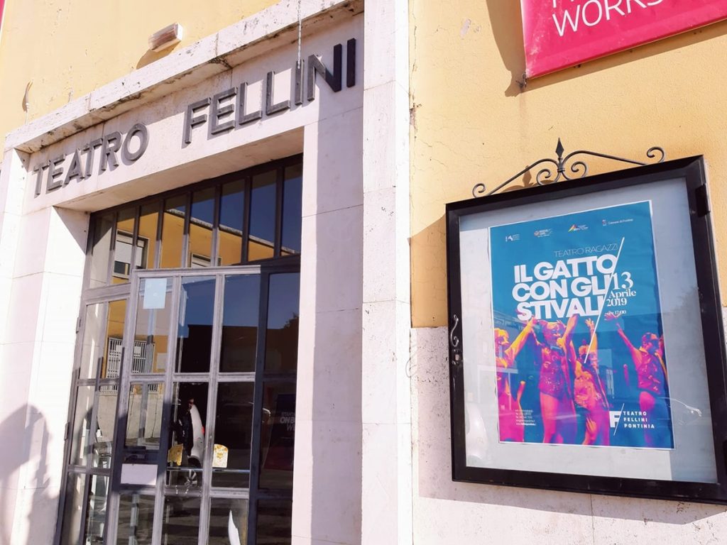 Svelarsi al teatro Fellini- Cartellone fuori dal teatro