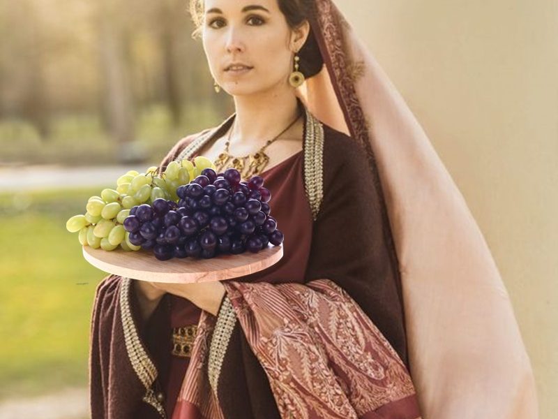 Settembre e la gloria di Roma - Donna Romana Ricca con uva