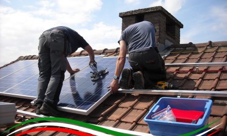 Pannelli solari veloci - Operai al lavoro