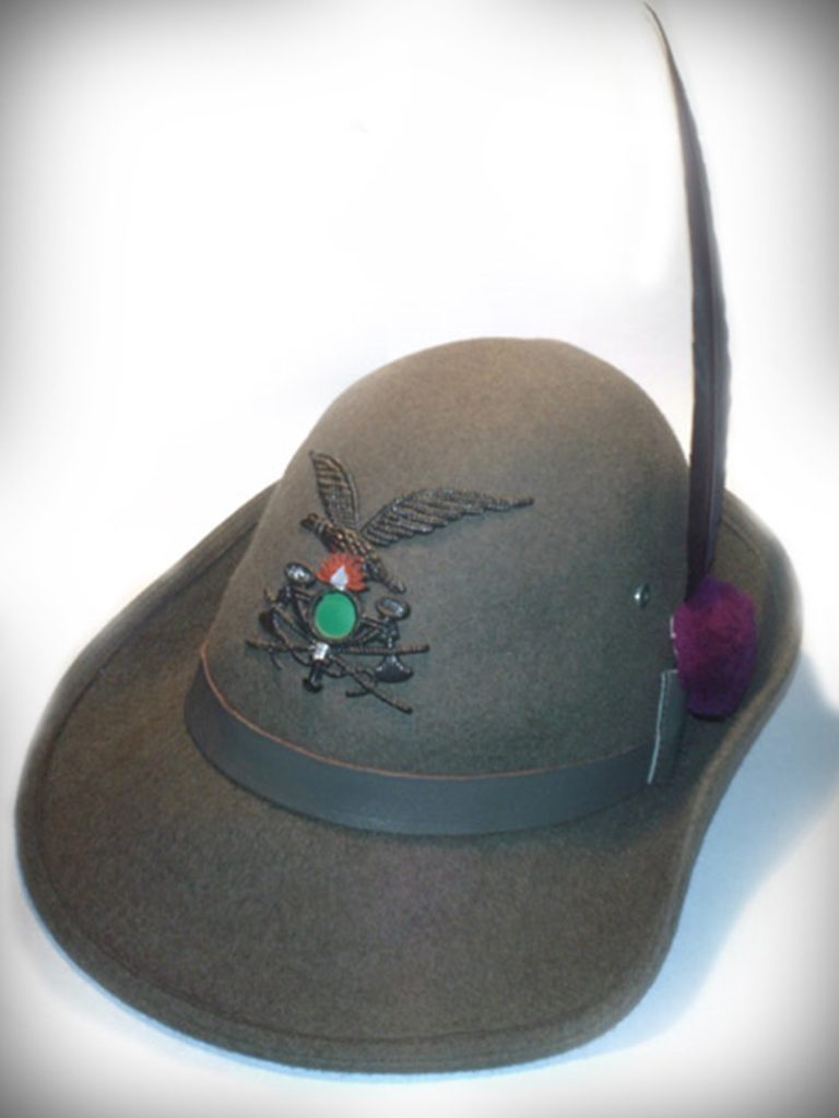 corpo degli alpini - cappello con la penna nera