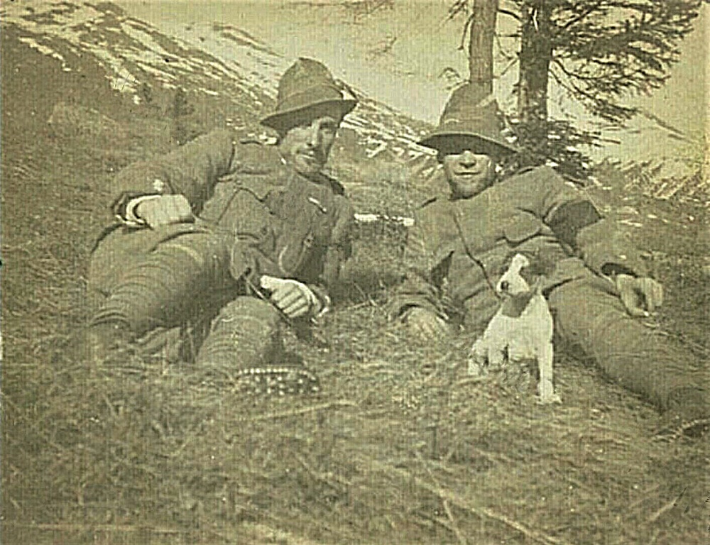 Corpo degli alpini - Alpini A Riposo con un cagnolino