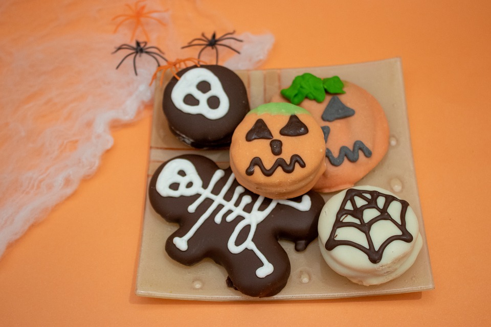 Torta di Halloween al cioccolato - Halloween  con tipici dolcetti