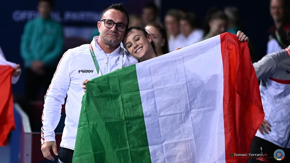 Silvia Coluzzi - Bandiera tricolore in foto