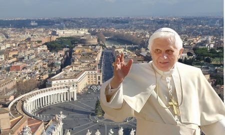 Papa Benedetto - San Pietro E Papa Ratzinger sullo sfondo