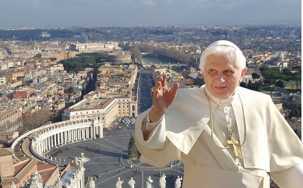 Papa Benedetto - San Pietro E Papa Ratzinger sullo sfondo