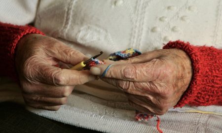 700 euro per le persone non autosufficienti nel Lazio - Uncinetto di persona anziana