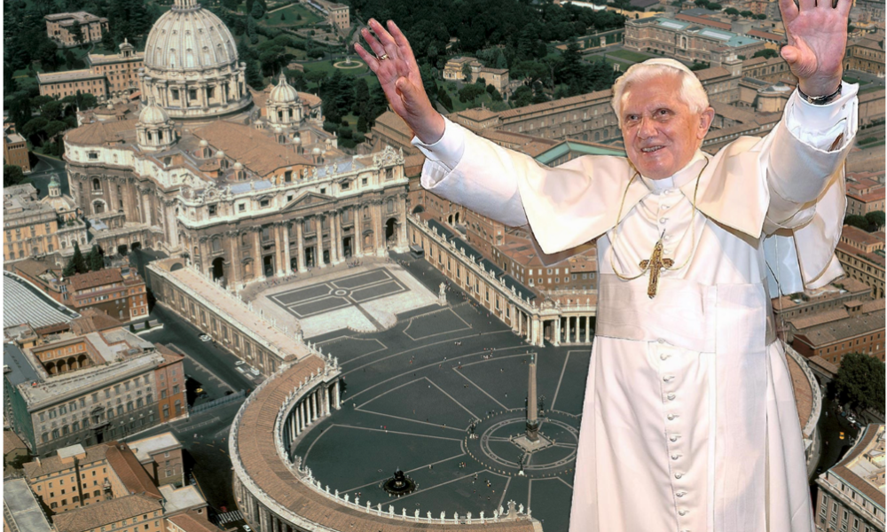 Papa Benedetto Xvi - il papa che saluta