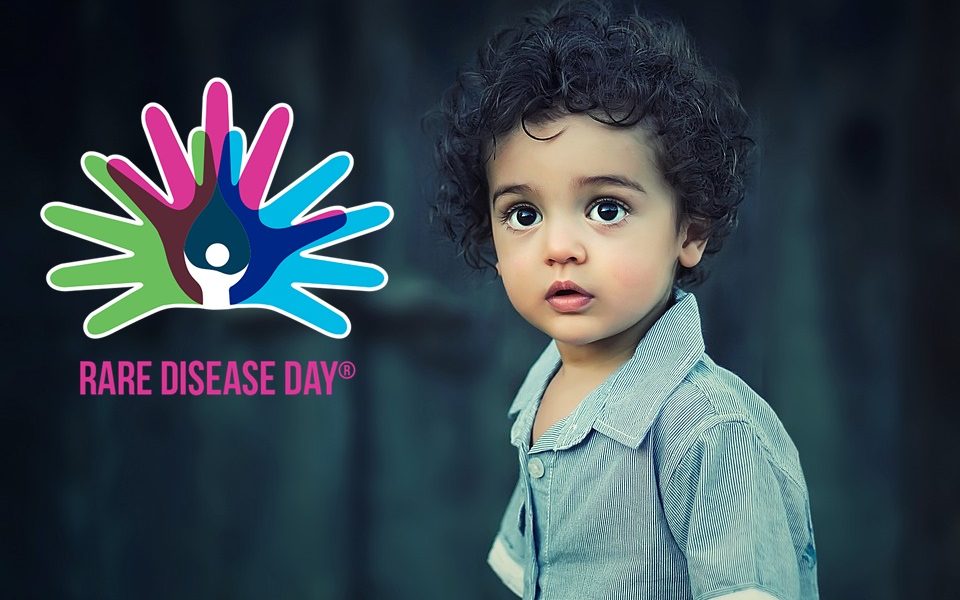 Giornata mondiale delle malattie rare - bambino con occhi scuri