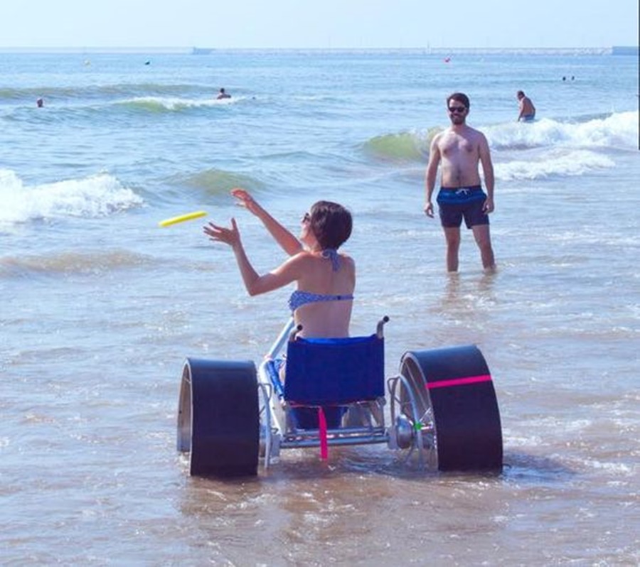 Spiagge accessibili per disabili - Pedalò in foto e fresbee