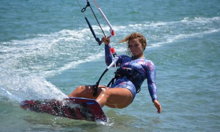 Surf e kitesurf a Latina - ragazza che surfa