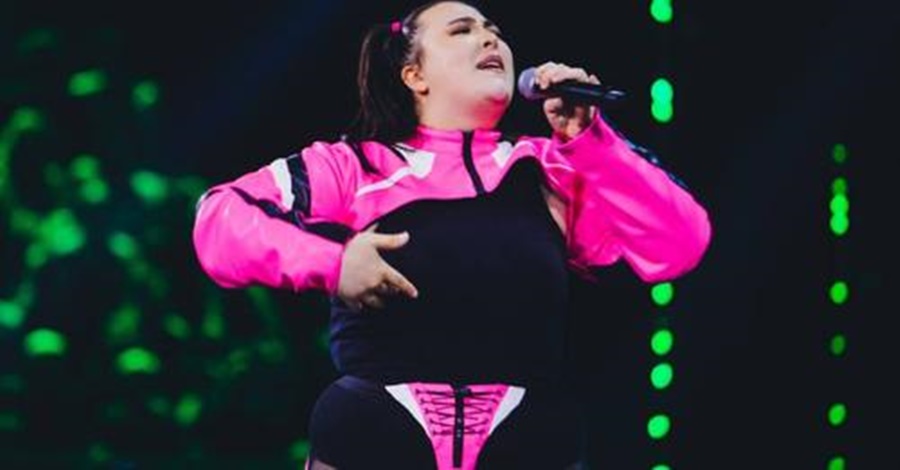 Asia Leva - Pink jumpsuit of the singer