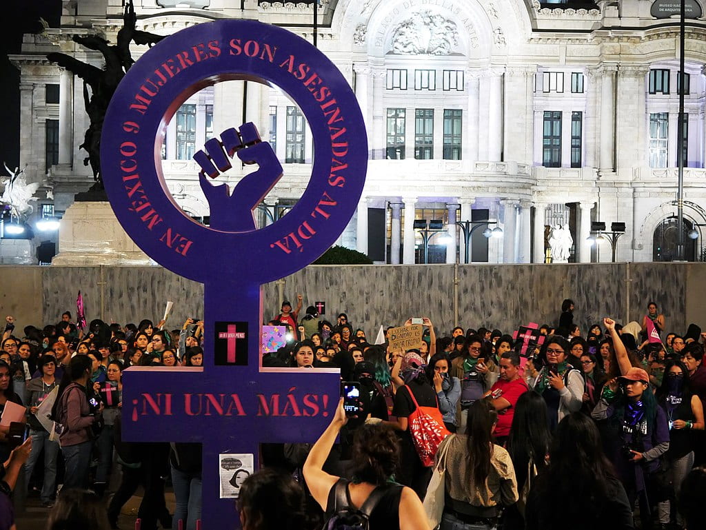 Flash mob a Latina - Foto Due con simboli