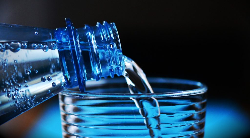 Gel che assorbe acqua dall’aria - Versare Acqua in un bicchiere