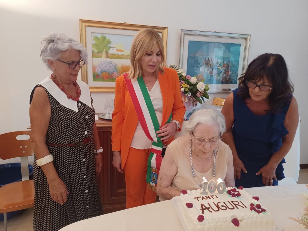 Cento candeline per Maria Pontesilli - Maria Pontesilli Con La Torta 2