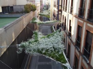 Tende che climatizzano vie e quartieri - Raffrescare Le Cittè