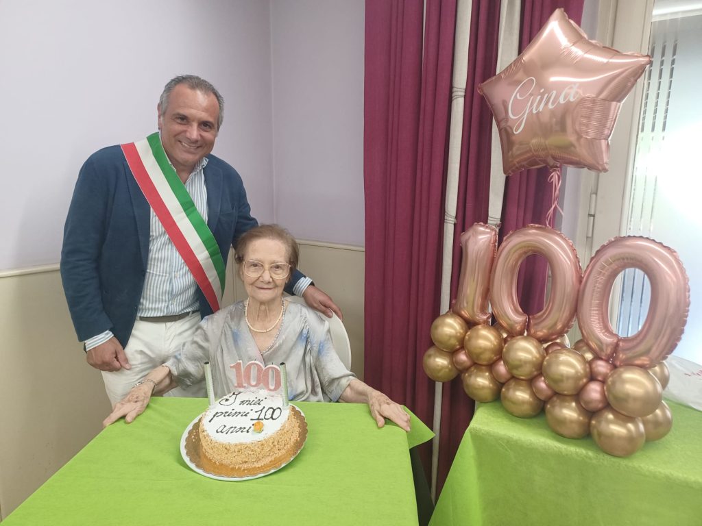 I cento anni di Luigia Pettorosso - Foto Con La Torta