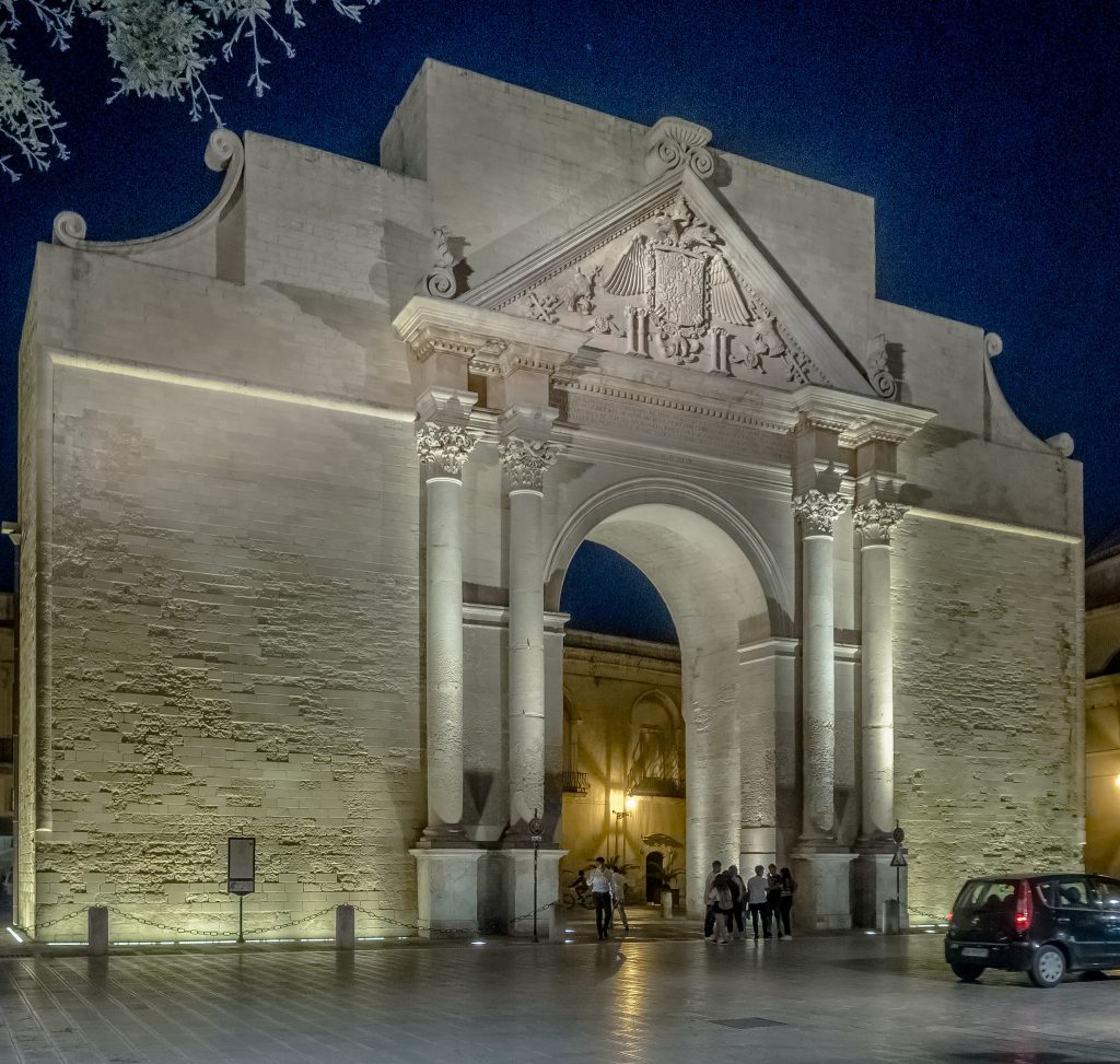 La facciata notturna Porta Napoli Lecce
