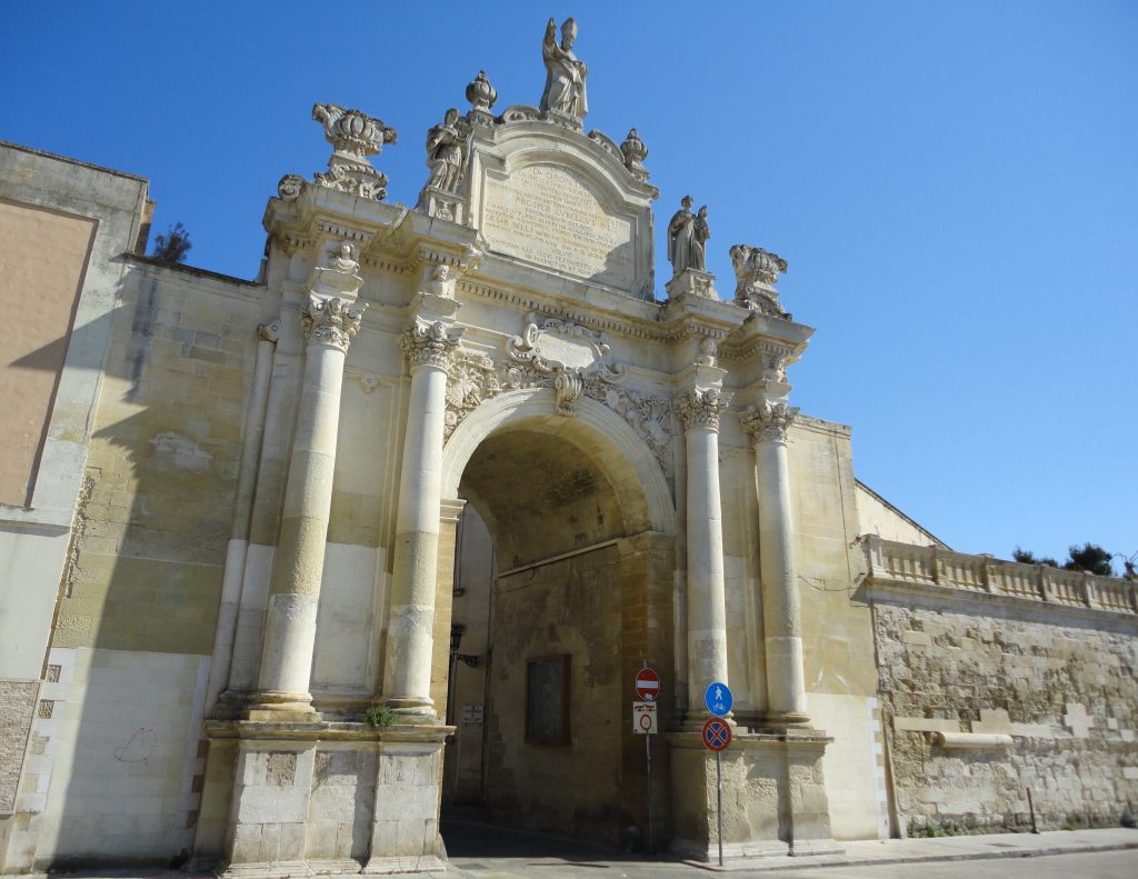 Dopo Porta Napoli Lecce, la facciata di Porta Rudiae