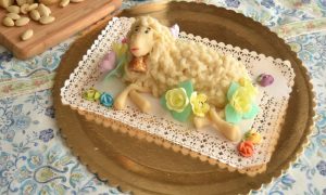 Agnello di pasta di mandorle - l'agnello su un tagliere