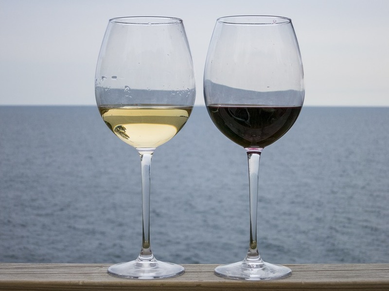 Vino bianco e vino rosso - calici