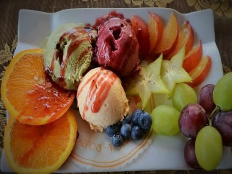 Palline di gelato pistacchio,fragola e pesca